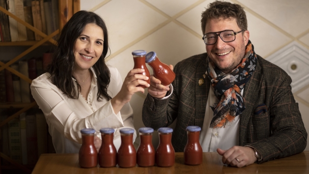 Develey-Tochter übernimmt Ketchup-Start-up Curtice Brothers - Curtice-Brothers-Gründer Mmario C. Bauer mit Geschäftsführerin Jaqueline Bressan - Quelle: WWW.ALESSANDROMOGGI.COM
